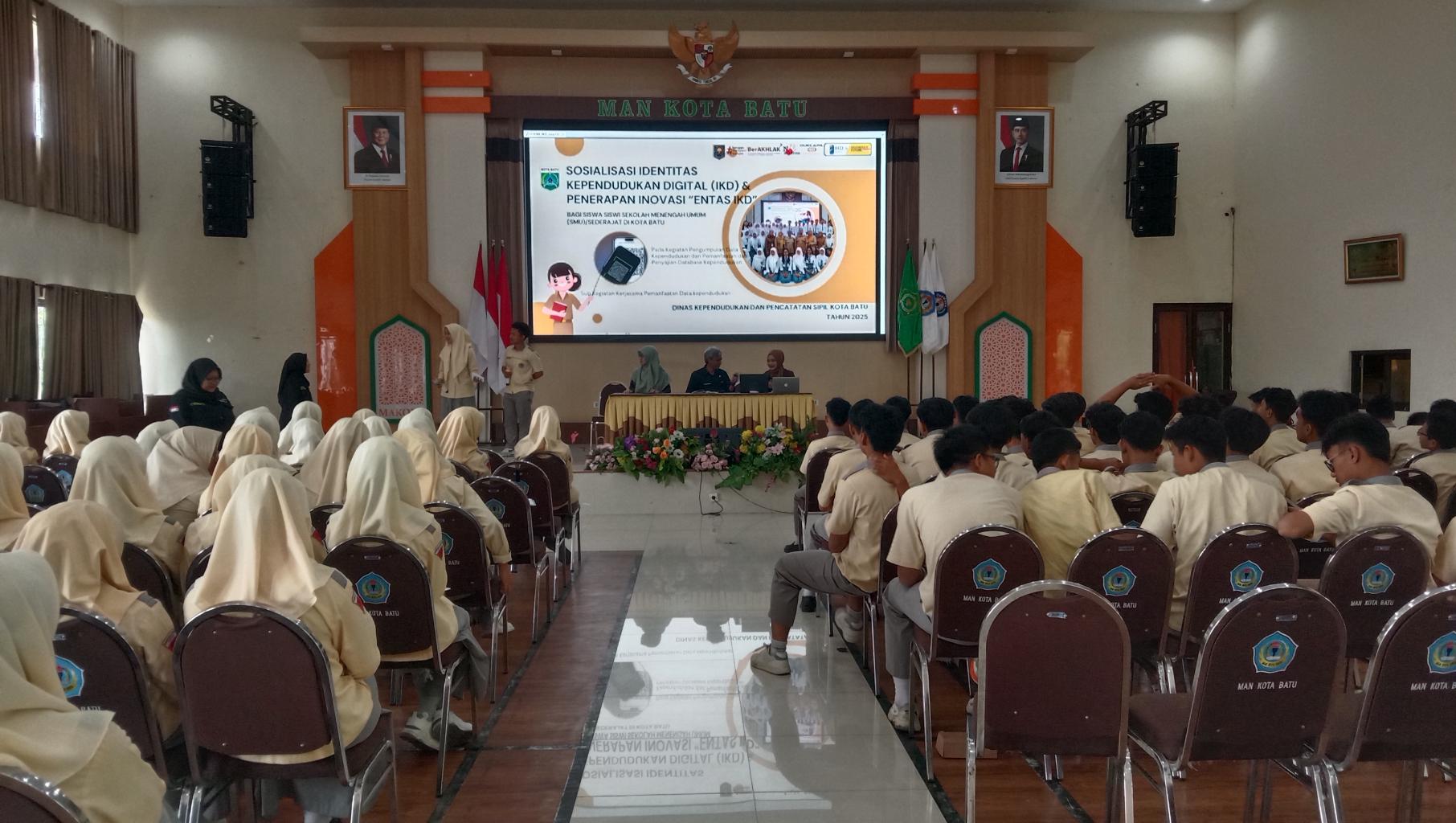 Wujudkan Tertib Administrasi Kependudukan, MAN Kota Batu Gandeng Disdukcapil Kota Batu Sosialisasikan IKD
