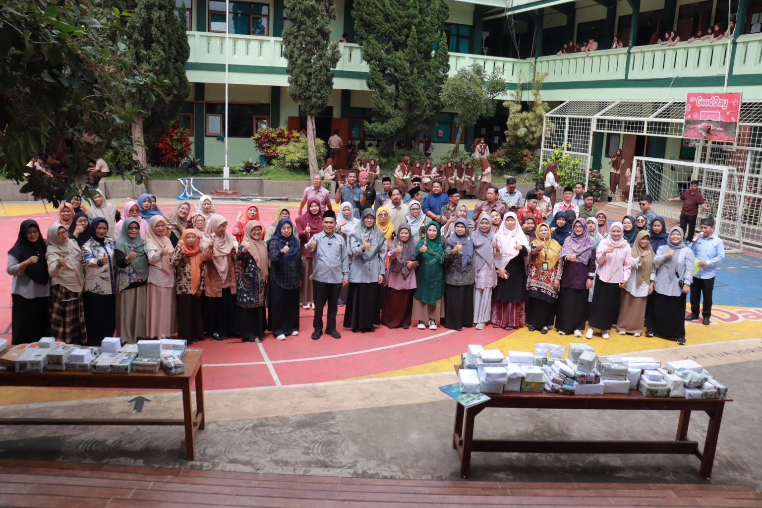 HGN dengan Tukar Kado: Dari Guru untuk Guru dalam Menjaga Integritas MAN Kota Batu