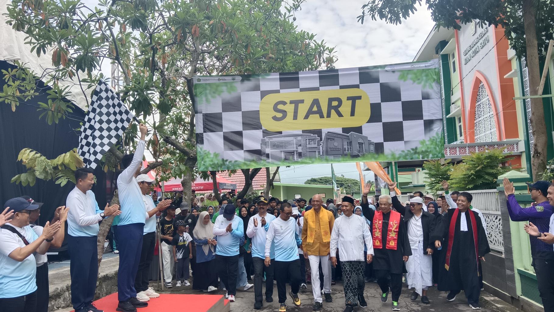 Buka Jalan Sehat Kemenag Kota Batu, Gugun Gumilar Tekankan Pentingnya Harmoni dan Peran Anak Muda