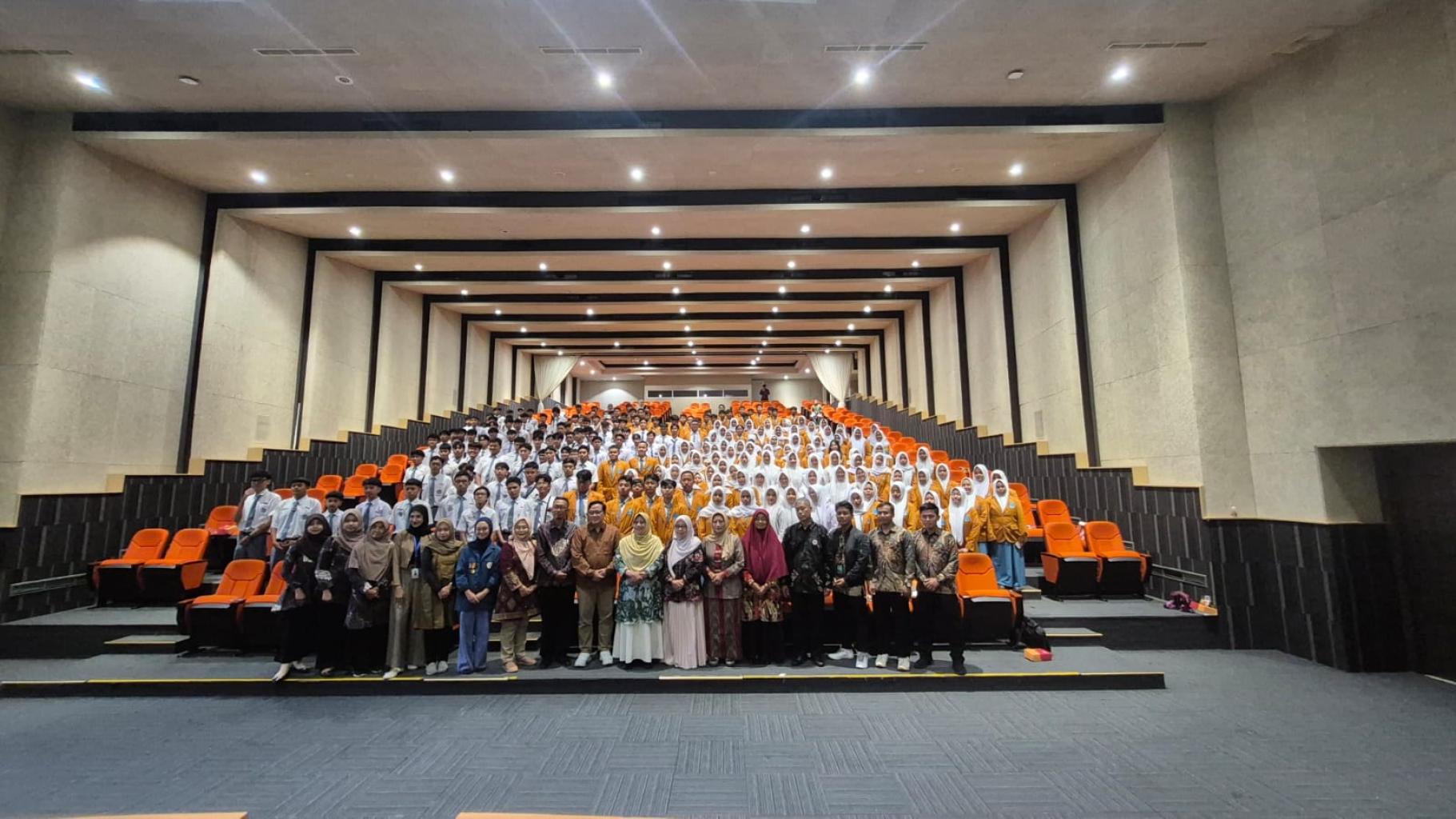 Siswa MAN Kota Batu Kenali Dunia Teknologi Modern melalui Kunjungan ke FTMM Universitas Airlangga
