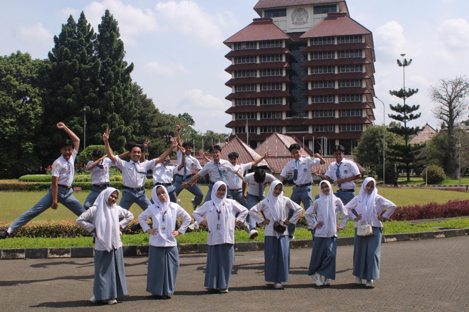 Ratusan Siswa MAN Kota Batu Jelajahi FMIPA dan Perpustakaan Universitas Indonesia