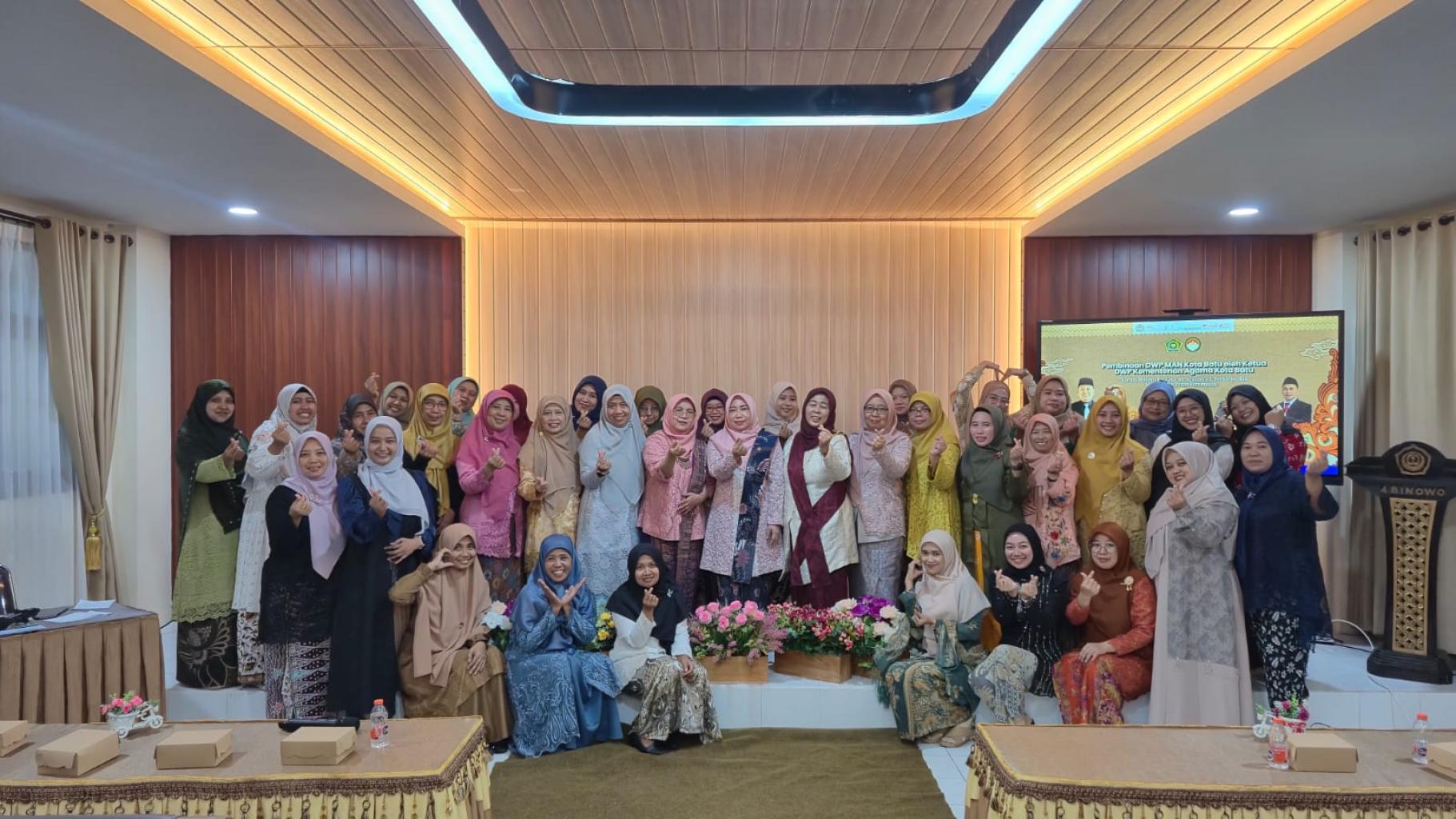 Tanpa Cermin, Tetap Memukau! Semangat Kartini Modern Menggema di Pembinaan DWP MAN Kota Batu