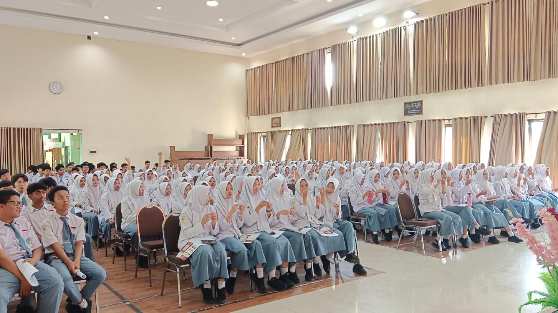 Ribuan Siswi Serentak Minum TTD, MAN Kota Batu Ambil Bagian dalam Pecah Rekor MURI Jawa Timur