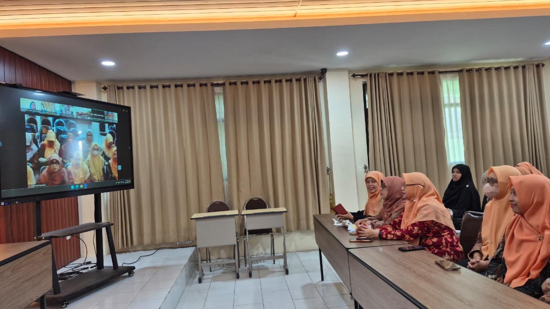 Dari Bungkus Kopi Menjadi Karya Bernilai, DWP MAN Kota Batu Antusias Ikuti Pembinaan Daur Ulang Kreatif